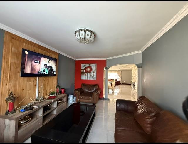 5 BEDROOM HOUSE FOR SALE IN CRYSTAL PARK